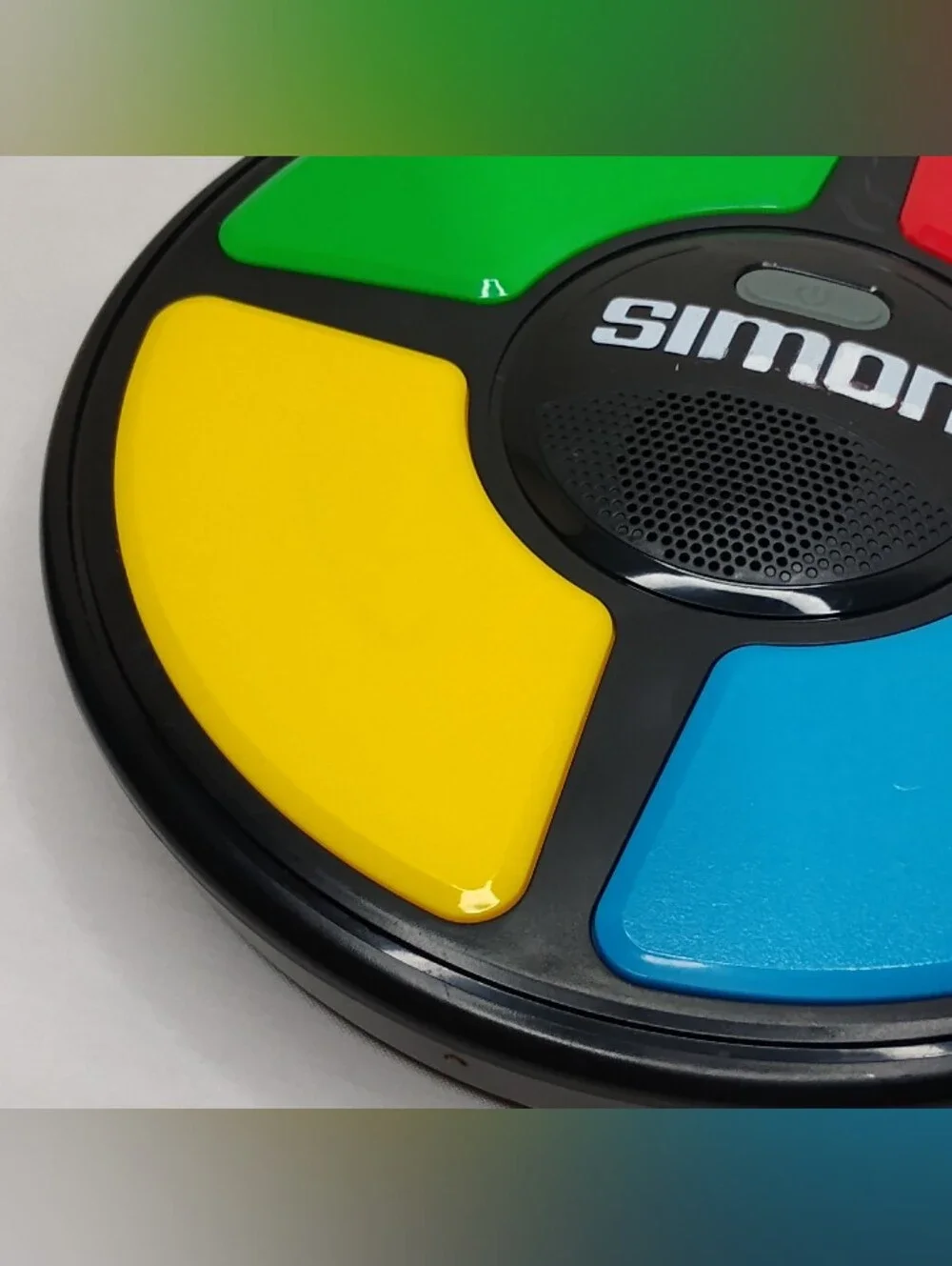 Simon Says Hasbro 2015 Classic Memory Game Toy Fun Travel Handheld Sound & Color